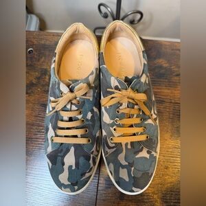 Jack Rogers Rory Printed Sneakers Green Camo Suede Gold Details Size 9.5